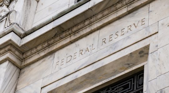 Mercados inician el mes con pérdidas a la espera de decisión del Fed mañana